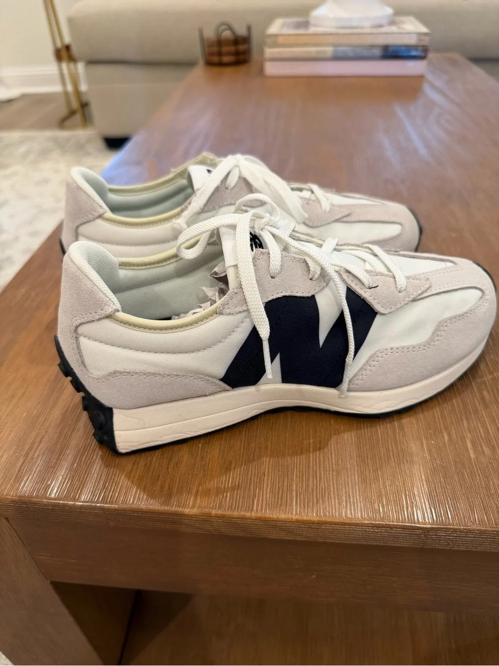 New Balance 327 Unisex Athletic Shoes in White and Black Women SZ 7.5 Men's SZ 6